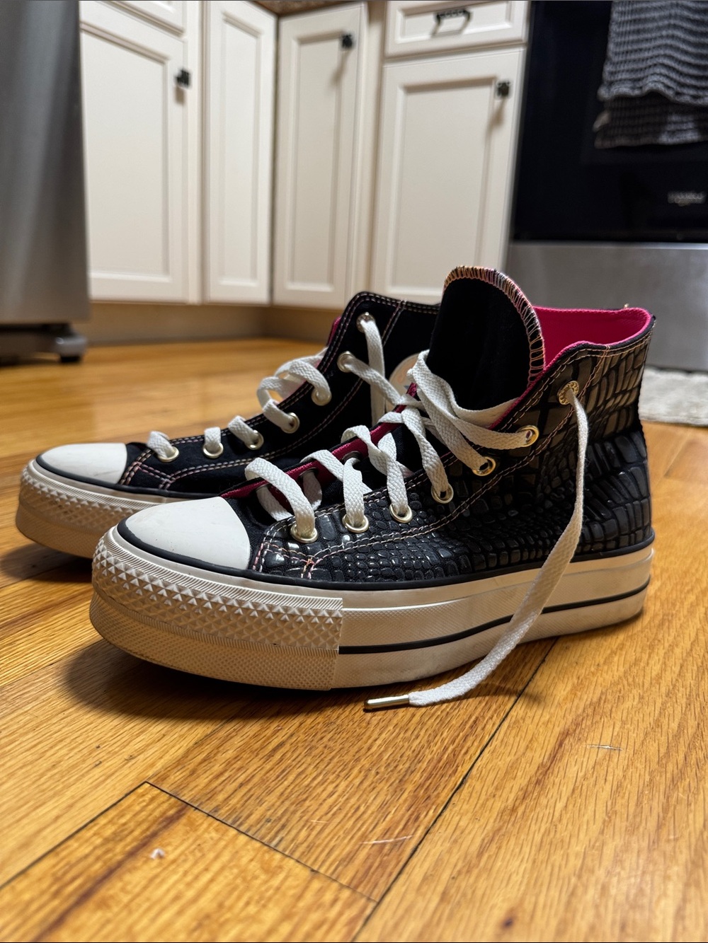 CONVERSE Black Croc-Texture High-Top Sneakers with Pink Lining - size 8